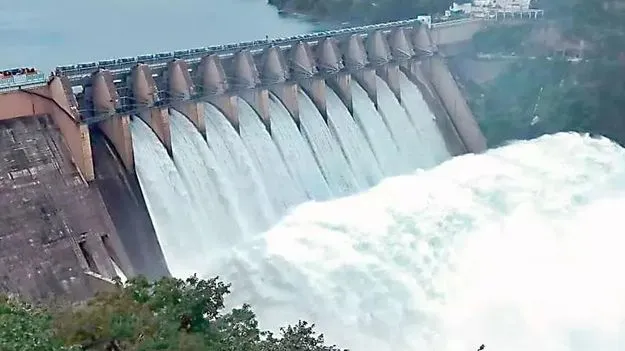 శ్రీశైలం డ్యాంలో జలసంఘం బృందం