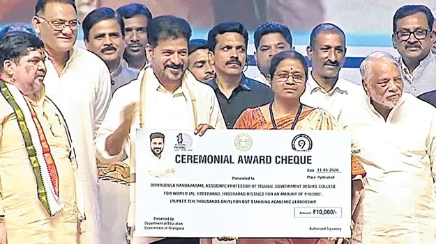 బడుల ప్రారంభం రోజే..డ్రగ్స్‌ వ్యతిరేక ప్రతిజ్ఞ, కిట్ల పంపిణీ