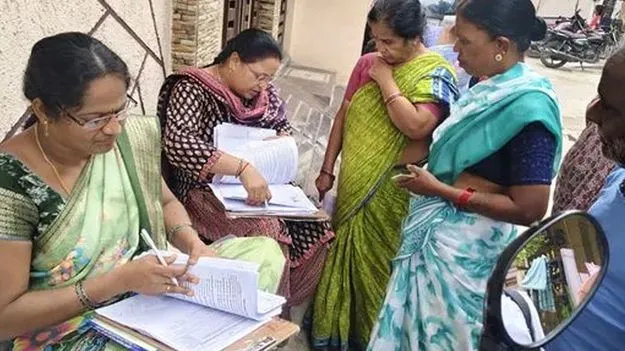 ఫారం ఇవ్వకుండానే..ఇళ్లకు స్టిక్కర్లు
