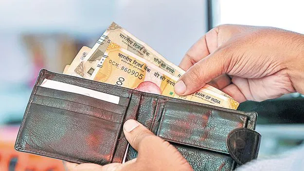 40 శాతం పేదలు 4 కులాల్లోనే..