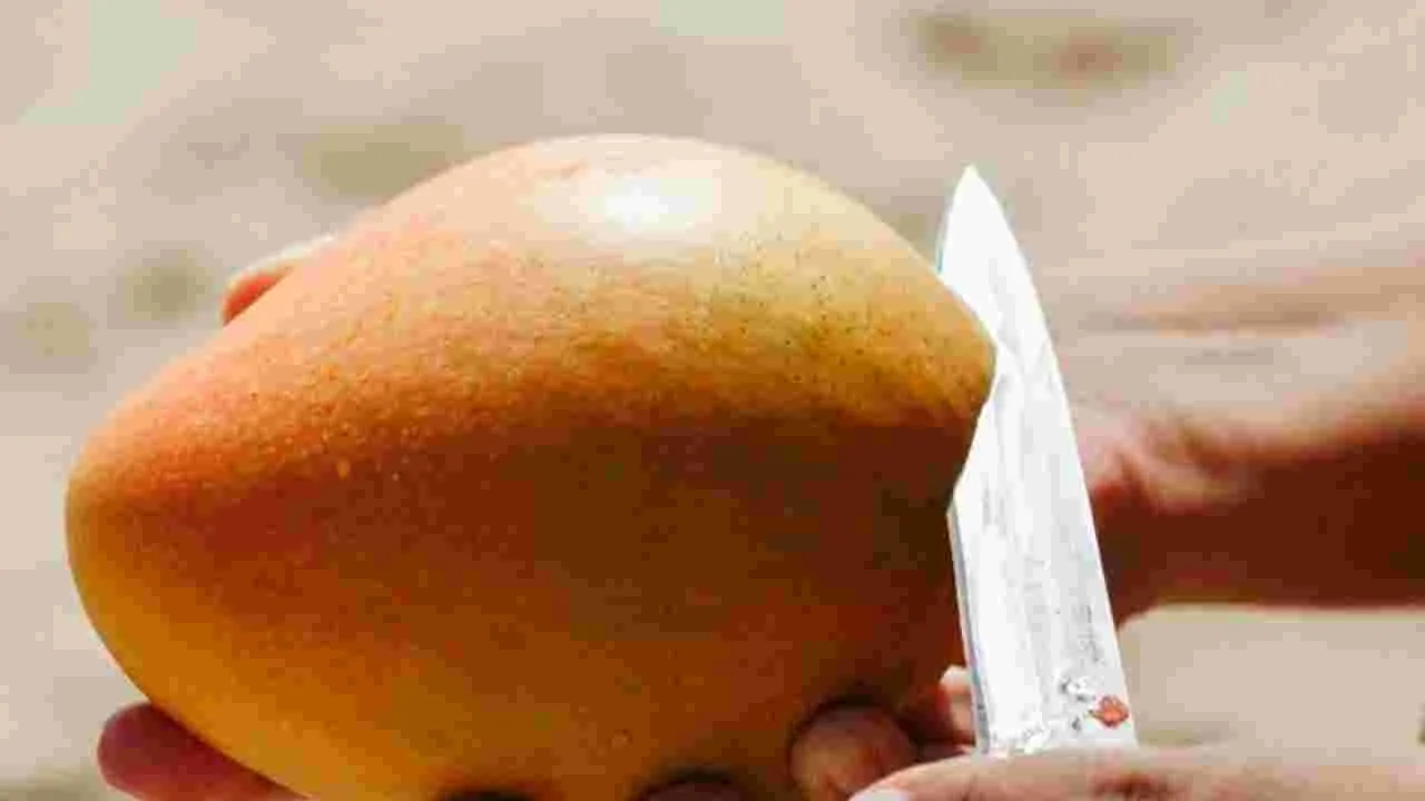 మామిడిపండ్లు తిని అక్కాచెల్లెళ్ల మృతి!