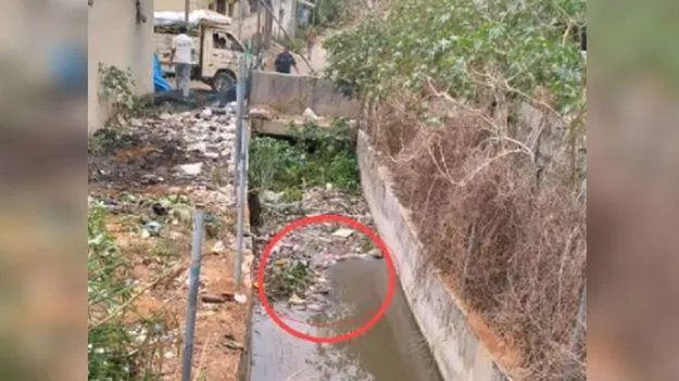 నాలాలో కుళ్లిన మృతదేహం