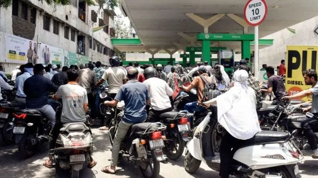 మళ్లీ పెట్రో వడ్డన