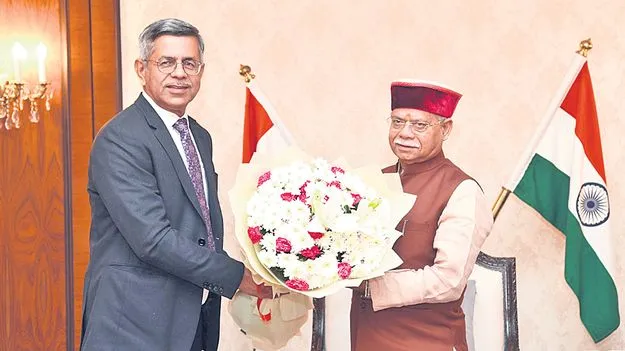 గవర్నర్‌ను కలిసిన హైకోర్టు సీజే