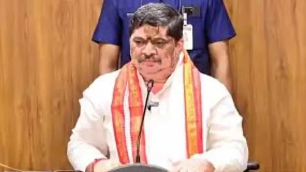 పెట్రోల్‌ వాడొద్దని చెప్పి.. వేలాది కార్లతో రోడ్‌షోనా?