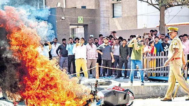 నోయిడాలో కార్మికుల ఆందోళన హింసాత్మకం