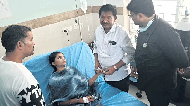 బాలికకు పాముకాటు.. పరామర్శించిన మంత్రి 
