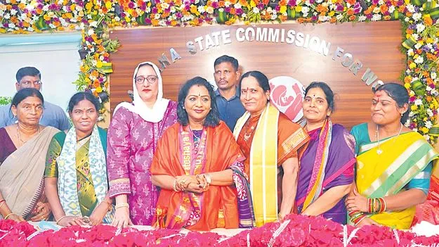 మహిళా కమిషన్‌ చైర్‌పర్సన్‌గా..గద్వాల్‌ విజయలక్ష్మి బాధ్యతల స్వీకరణ