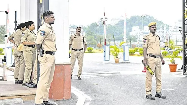 డిప్యూటీ సీఎం చాంబర్‌ ముందు ఎవరూ నడవకూడదట
