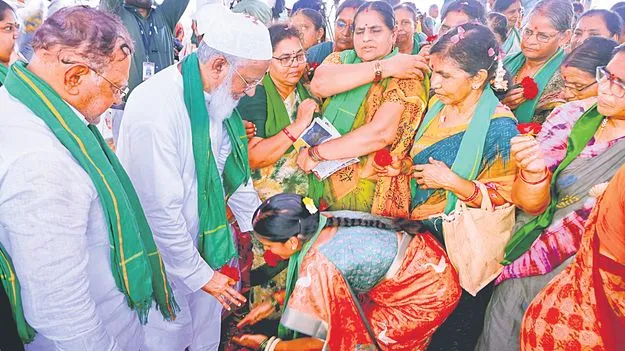 అమరావతి గెజిట్‌పై హర్షాతిరేకాలు