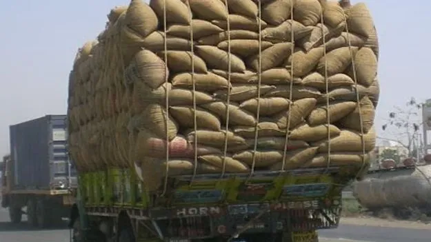 ఓవర్‌ లోడ్‌తో హైవేలు ఎక్కితే ఫీజుల మోత 