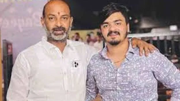 బండి భగీరథ్‌తో తల్లి అపర్ణ ‘ములాఖత్‌’ 