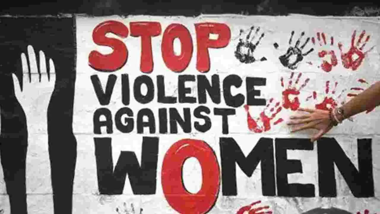 దాహమని నీళ్లడిగి.. మెడపై కత్తిపెట్టి..!