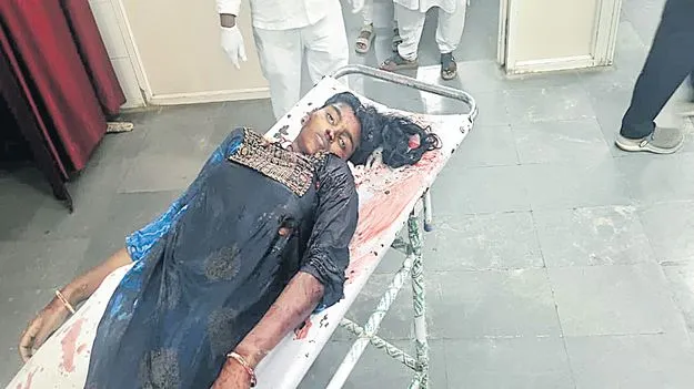 నడిరోడ్డుపై వెంటాడి.. భార్యను పొడిచి చంపిన భర్త