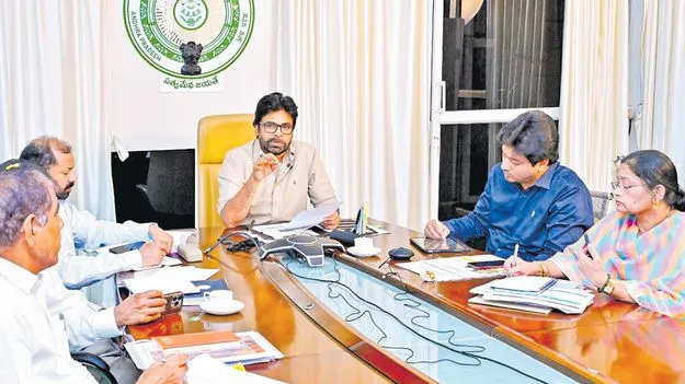 బాధ్యతగా పన్నులు చెల్లించండి