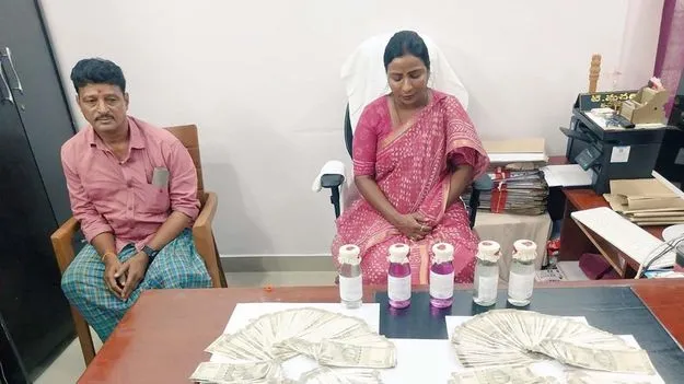 2 లక్షలు లంచం.. తహసీల్దార్‌ అరెస్టు