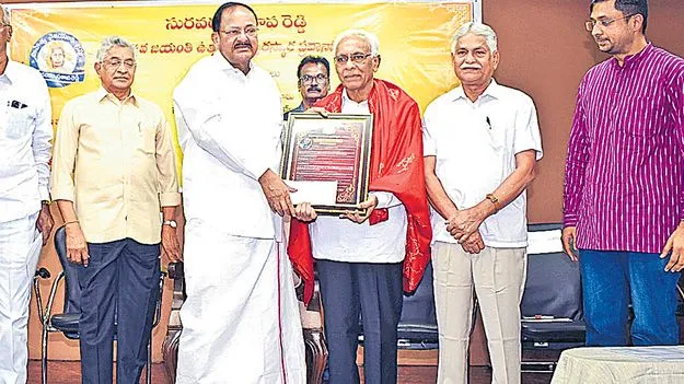 మీడియా సంస్థల నిర్వహణలో రాజకీయ జోక్యం తగదు