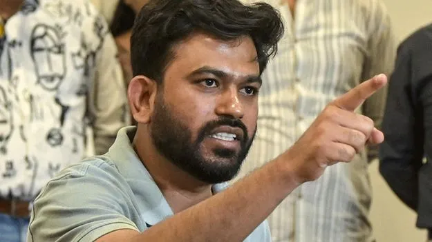 విద్యార్థుల ప్రాణాలు పోతున్నా పట్టించుకోరా?