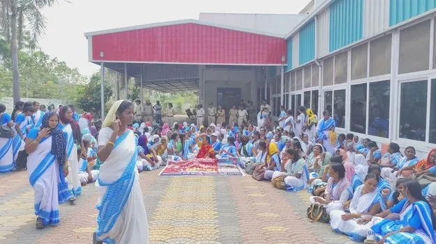 ఎమ్మెల్యే క్యాంపు ఆఫీస్‌ ఎదుట ఆశావర్కర్ల నిరసన