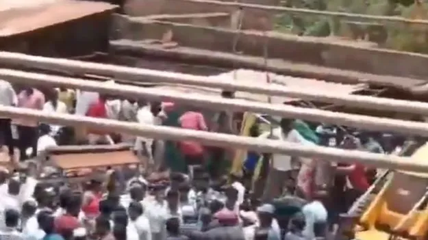 కుప్పకూలిన హోటల్‌ స్లాబ్‌