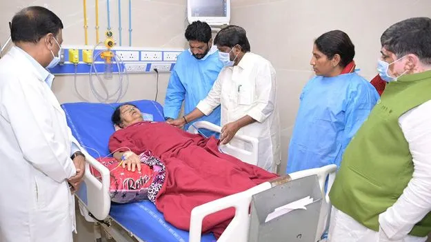 గద్దర్‌ సతీమణికి భట్టి, పొన్నం పరామర్శ