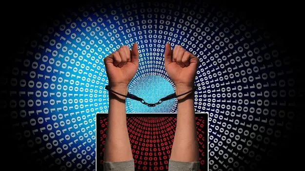 వృద్ధులను మోసగించి రూ.20 కోట్లు దోపిడీ