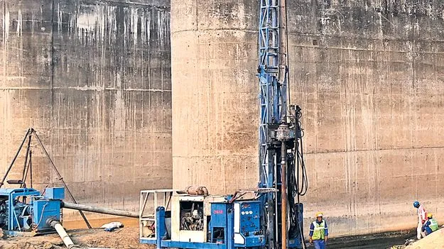 మేడిగడ్డలో నత్తనడకన బోర్‌హోల్‌ పనులు