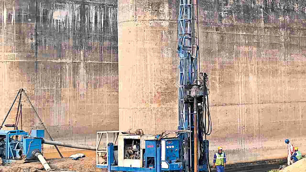 మేడిగడ్డలో నత్తనడకన బోర్‌హోల్‌ పనులు