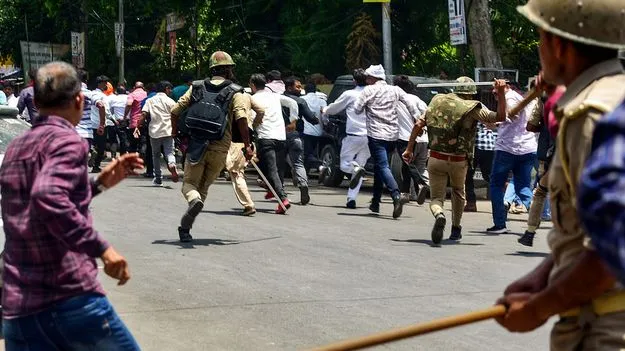 లక్నో కోర్టు వద్ద రణరంగం