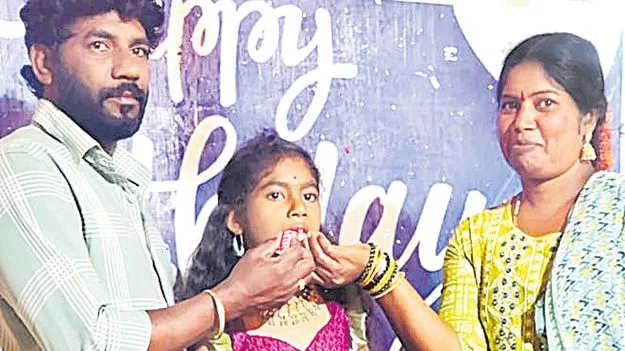 భార్య, ఇద్దరు పిల్లల్ని నీటి సంపులో పడేసి..ఆపై ఉరేసుకొని కౌలు రైతు బలవన్మరణం