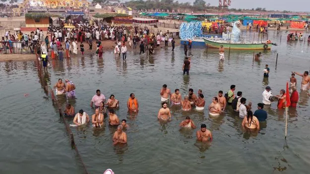 జనసందోహంగా త్రివేణి సంగమం