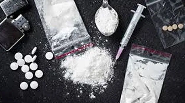 డ్రగ్స్‌ తరలిస్తున్న రైల్వే అధికారి 