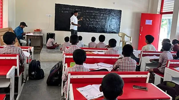 10వేల ప్రాథమిక స్కూళ్లకు ఇక ‘సెలవే’?