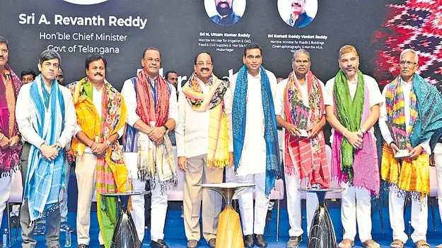 చేనేత కళాకారులకు ప్రోత్సాహం అందాలి