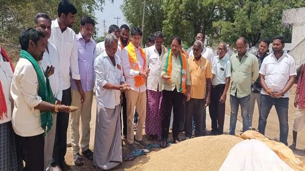 తూకాల్లో కోతలతో రైతులకు తీవ్ర నష్టం