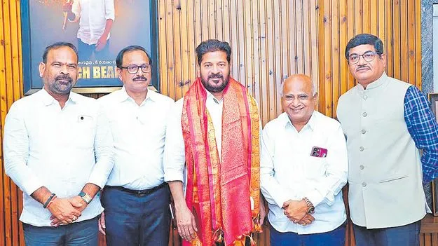 సీఎంను కలిసిన ఆర్టీఐ కమిషనర్లు