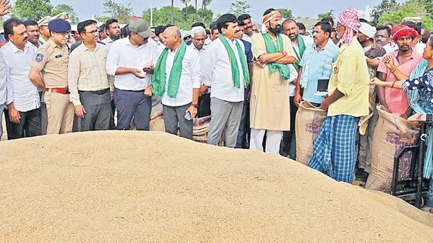 ‘మద్దతు’పై ప్రకటనలే.. ధాన్యం కొనడంలేదు