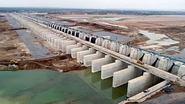 కాళేశ్వరం బ్యారేజీల పునరుద్ధరణ డిజైన్లపై ప్రతిపాదనలు ఇవ్వండి