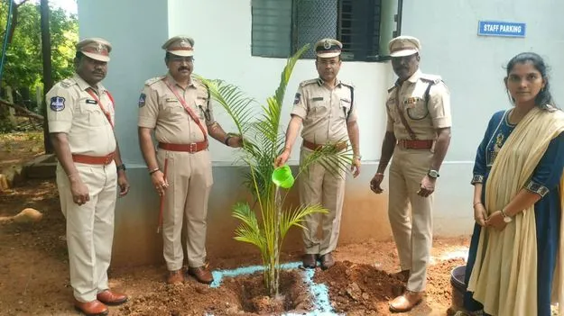 పోలీసులు ప్రజలతో మమేకం కావాలి 