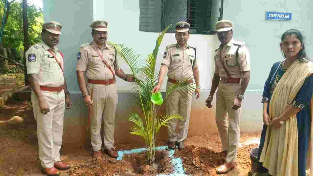 పోలీసులు ప్రజలతో మమేకం కావాలి