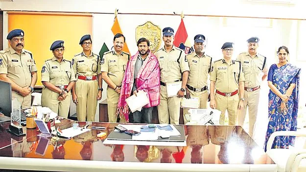 యువకుడి చొరవ.. 8 ఏళ్ల చిన్నారికి తప్పిన ముప్పు