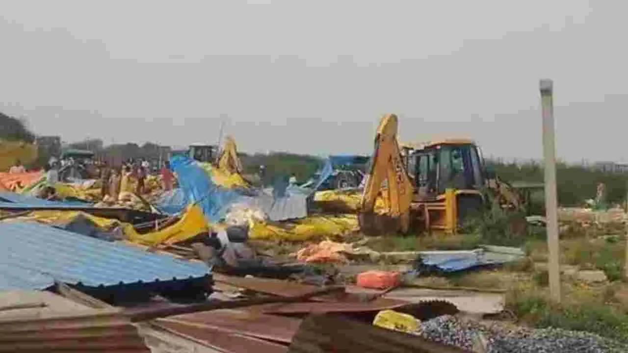 హనుమకొండలో గుడిసెల తొలగింపు ఉద్రిక్తం