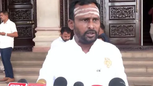 మేం వీఐపీలం.. క్యూలో నిలబడం..5 టికెట్లివ్వండి 