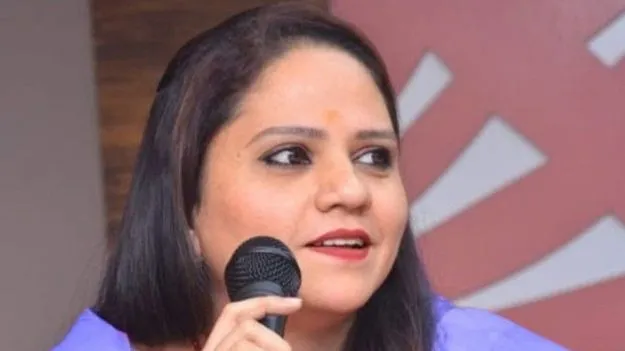 మీ అహంకారాన్ని మీ ప్రియుడు వేణుగోపాల్‌ దగ్గర చూపండి