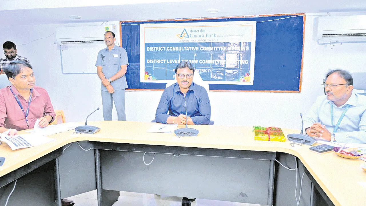 ప్రాధాన్యత రంగాలకు విరివిగా రుణాలు అందించాలి