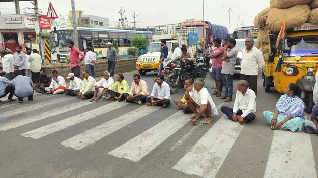 ధాన్యం కొనుగోలు జాప్యంపై రైతుల రాస్తారోకో