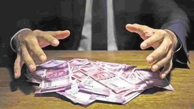 2 లక్షలు లంచం తీసుకుంటూ..పట్టుబడిన ఆర్జీఐఏ ఔట్‌ పోస్టు సీఐ, ఎస్సై 