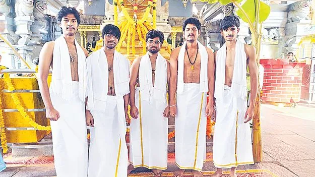 ఫొటోలు దిగి.. నీట మునిగి..