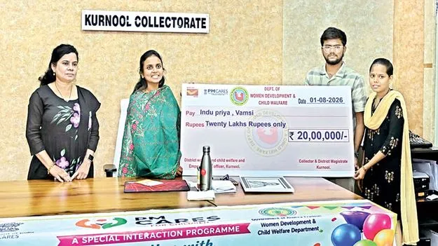 రూ. 30 లక్షల చెక్కులు పంపిణీ 