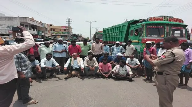 ధాన్యం కొనుగోళ్లలో జాప్యంపై రైతుల నిరసన